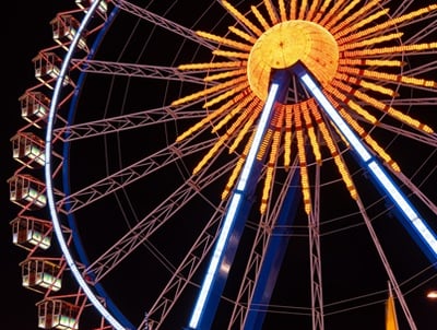  Eine Gruppe von Freunden genießt Getränke auf dem Oktoberfest