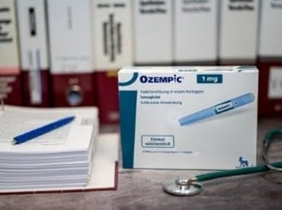 En pakke Ozempic ved siden af et stetoskop og en bunke medicinske dokumenter
