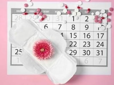 Calendário, pensos higiénicos e pílulas