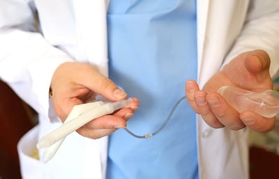 Ein Arzt hält eine aufpumpbare Penisprothese