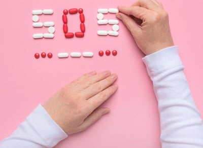 Konzept zur Geburtenkontrolle mit Pillen, die SOS buchstabieren