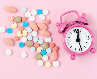 Medikamenteneinnahme zur richtigen Zeit Konzept mit Wecker und Pillen
