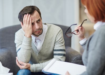 Ein Mann in einer Sitzung mit einer Psychologin zur Behandlung seiner plötzlichen Erektionsprobleme.