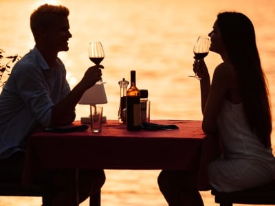 Ein Mann und eine Frau haben ein romantisches Abendessen mit Wein.