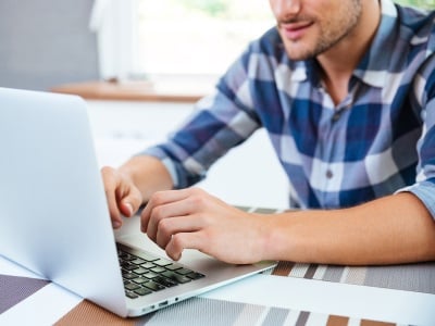 Ein Mann, der im Internet surft und Waren bestellt