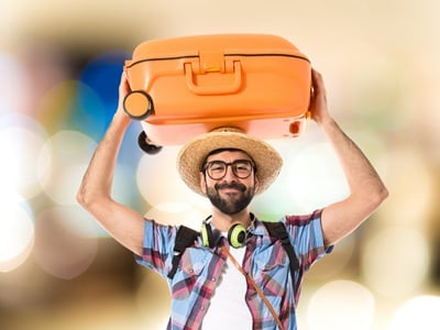  Ein glücklicher Mann auf Urlaubsreise