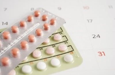 Pílulas anticoncepcionais para mulheres no calendário, dia da ovulação.