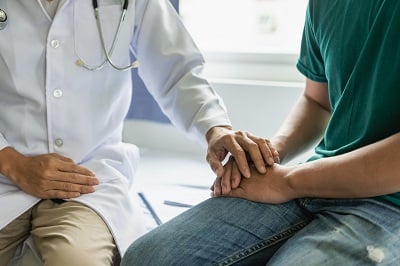 Arzt und Patient besprechen die Symptome von Prostatakrebs.