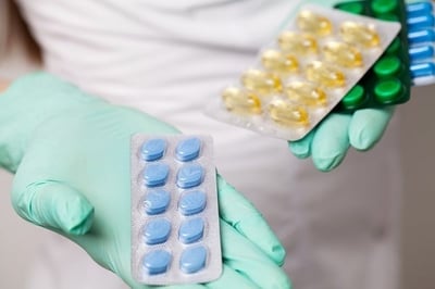 En läkare håller i potenspiller för behandling av erektil dysfunktion 