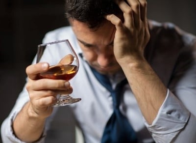 En mand under depression på grund af alkohol