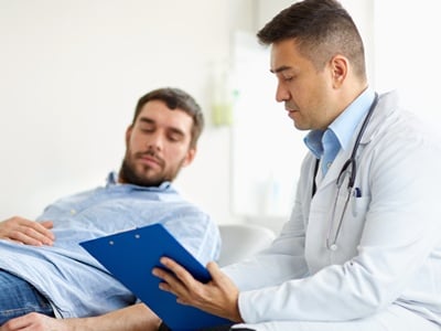 Ein Arzt und ein Mann mit Gesundheitsproblemen im Krankenhaus