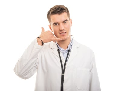 Ein Arzt macht eine Geste der Kontaktaufnahme.