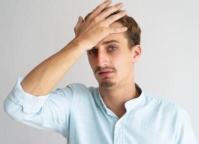 Ein Mann ist besorgt, dass seine Schilddrüsenunterfunktion zu Haarausfall führen kann.