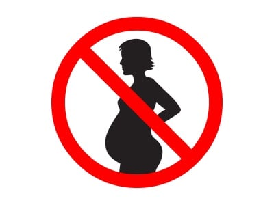  Eine schwangere Frau ist auf einem roten Schild mit einem Verbotssymbol abgebildet.