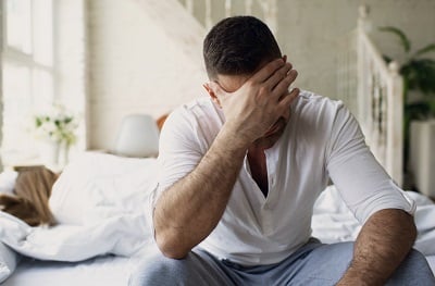 Ein Mann leidet unter Stress und sexuellen Problemen.