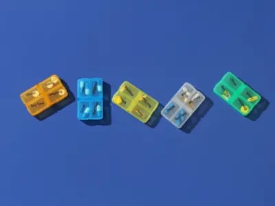 Bunte Medikamentenboxen auf blauem Hintergrund