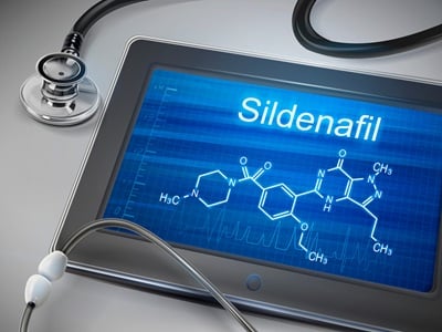 Das Wort &bdquo;Sildenafil&ldquo; auf einem Tablet mit einem Stethoskop &uuml;ber einem Tisch