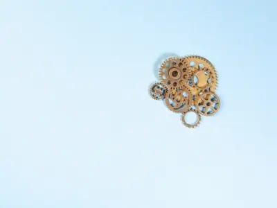 Zahnräder auf hellem Hintergrund