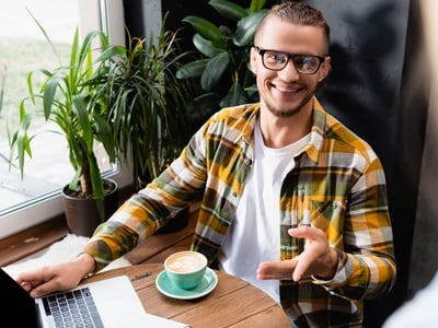 Ein lächelnder Mann, der sich angeregt mit jemandem unterhält