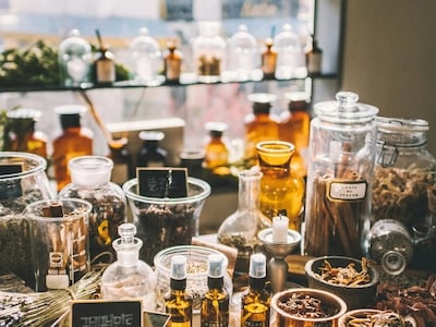 Des herbes et des potions sur une table dans une boutique