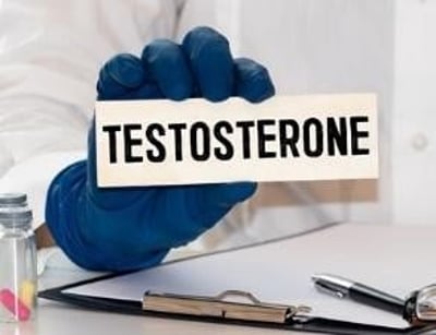 Um médico com uma etiqueta que diz "testosterona"