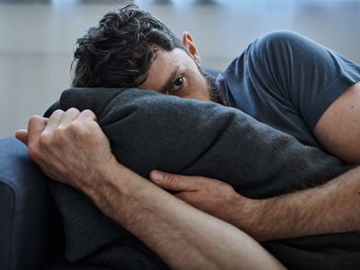 Ein Mann mit Depression liegt im Bett