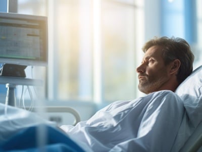 Ein trauriger Mann nach Schlaganfall in einem Krankenhaus