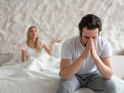 Ein Mann im Bett mit Erektionsproblemen