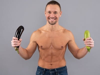 Gesunder Mann mit Zucchini