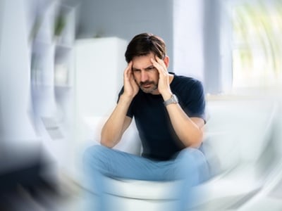 Ein Mann mit Kopfschmerzen durch ED-Medikamente