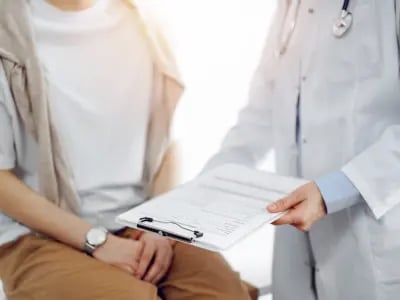Läkare konsulterar patient