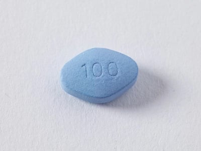 Comprimé bleu sur fond blanc