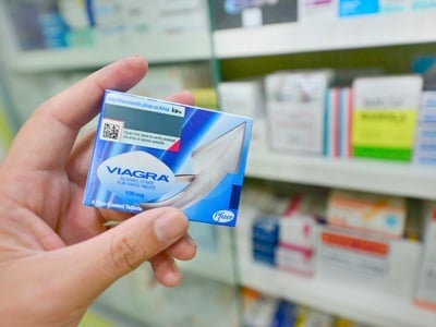 Die Verpackung von Viagra in der Hand