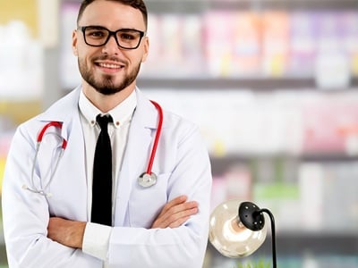 Ein l&auml;chelnder Apotheker, der im Apothekenraum steht