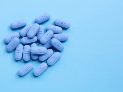 Blaue Tabletten auf einem hellblauen Hintergrund