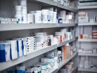 Mediciner på apotekshyllor