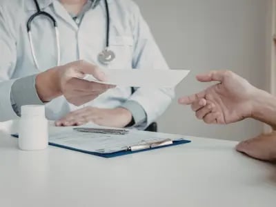 Médico entregando receita a um paciente