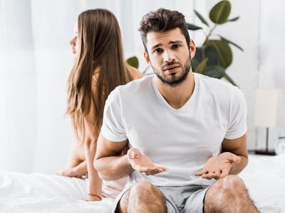 Ein Mann mit erektiler Dysfunktion, der verzweifelt aussieht, weil Viagra bei ihm nicht wirkt