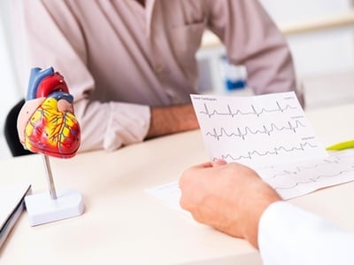 Ein Arzt erkl&auml;rt einem Mann die Auswirkungen seiner Herzprobleme.