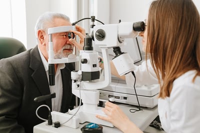 Vorsorgeuntersuchung eines älteren Mannes durch einen Augenarzt