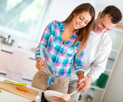 Ein glückliches Paar beim Kochen