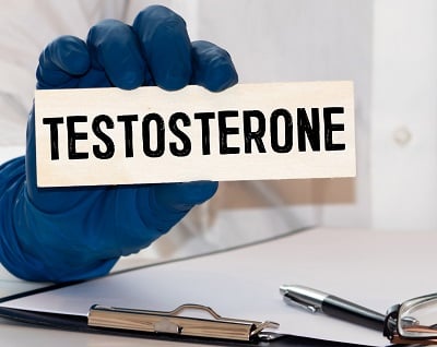 Der Arzt zeigt ein Schild mit der Aufschrift "Testosteron".