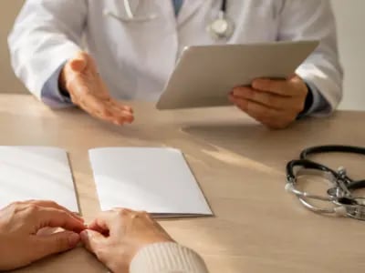 Une médecin consulte une patiente