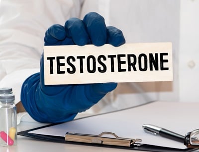 Ein Arzt mit einem „Testosteron“-Tab
