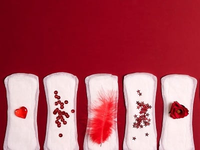 Damenbinden mit verschiedenen roten Motiven