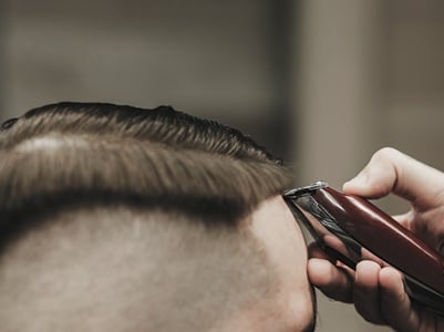Ein Mann in einem Friseursalon