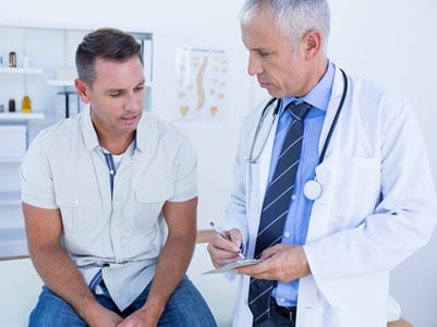 Ein Mann in &auml;rztlicher Beratung wegen erektiler Dysfunktion