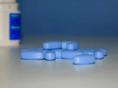 Medikament mit blauen Pillen