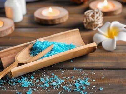 Löffel mit blauem Salz auf einem Holztisch