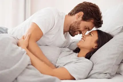 Ein Mann und eine Frau liegen im Bett